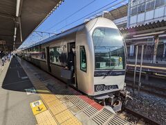 岡山駅からは本数は少ないですが琴平駅直通の特急もあります。しかし、こちらの快速マリンライナーの展望席に乗ってみたいと思い、グリーン席を予約しました。この快速を利用すると坂出駅で乗り換え、琴平駅に行くことになります。