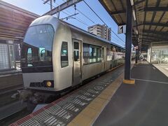 坂出駅に到着しました、ここから普通列車に乗り換えて琴平駅へ。
