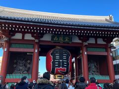 浅草のシンボル雷門 (風雷神門)

シンガポール人の友人は昨夜ひとりできたけれど、なぜか雷門にたどり着けず別の門のランタンを撮ってしまったので、今日はぜひ雷門を撮りたいとやってきました。