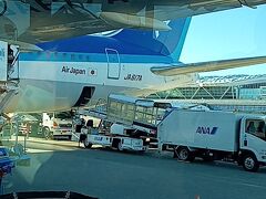 飛行機の中で寝そうになるが、なんとかアテンダントのオネーたまと、お話して眠気を飛ばす
バス移動久しぶりの。https://youtube.com/shorts/VseufVYygdk?feature=share