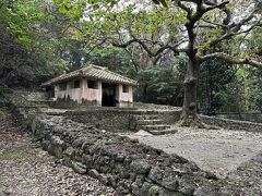 一夜明けて、ホテル周辺を散策
ホテルから歩いて１５分のところにある瀬底土帝君
土地神が祀られている石の祠で、国の重文に指定されています