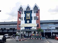 1924年に開業したハジャイ駅
カラフルな建物は、縦横は違いますがタイの国旗の色と同じ配色で塗装されたステーションホテル。