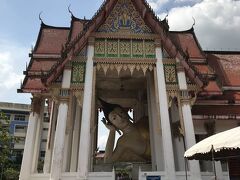 ◉ワットハートヤイナイ
駐車場から境内に入ると大きな仏像が見えてきました。