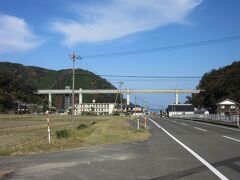 此方が山陰本線の余部橋梁
且つては日本最大の鉄橋でしたが、海風等による維持費の問題もありコンクリートの橋梁に架け替えられました。

景観的には且つての鉄橋の方が良かったですが、安全性には代えられません