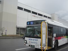 26番のバスに乗ってゴー！　到着したのはサンエー浦添西海岸 PARCO CITY。