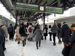 朝8時半頃神戸空港を出て（家を出たのは7時前）、小樽駅に昼過ぎにようやく到着…ふう。小樽まで行く「エアポート」が神戸からの便と乗り継ぎが悪くて、異様に時間がかかってしまいました。しかも車窓は結構劇的だったのに（途中から海ギリギリを走り、「津軽海峡冬景色」の歌詞みたいに凍えそうなカモメが吹雪の中を飛んでいたり、吹雪の中をサーフィンしてる人とかいたり！）、満員の普通電車なので写真も撮れず…
そして小樽駅、寒い！すごく寒いのでした。（この激寒の中、女子高生の生足が雄々しすぎる！おしゃれは気合ですね。）