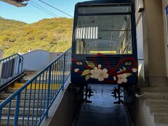 さてロープウェイ乗車！
15分間隔で運行。約４分で山頂へ到着。