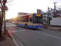 関学周辺はバス通りで、甲東園駅から関学を経由して西宮北口駅まで走る。経由地によって何系統かに分かれてるが、甲東園駅からもニシキタからも、大体10分くらいの間隔でバスが関学まで走っている。結構高頻度だ。
バスの後ろは県立西宮高校。この学校の裏を通って、山陽新幹線六甲トンネルの真上をまずは通る予定。
