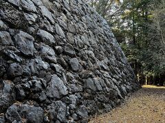 10分ほどで旧天守に到着。
野面積み、隅部は算木積み。
復元とありましたが立派な作りです。
