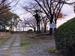 その参道をまっすぐ降りると、小さな公園に突き当たる。
ここ、ちょうど六甲トンネルの出口の真上なのだ。ここは標高29m。