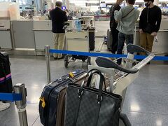 中部国際空港でチェックイン。
機材変更に伴いビジネスクラスが2席overbookedなので協力してもらえないか言われたが拒否。
その上、ラウンジがないと。代わりに食券2000円。
ひでぇなぁ…