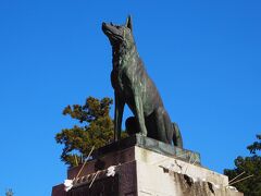 霊犬、悉平太郎の像です。