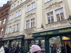 火薬塔からプラハ城までは素敵なお店が沢山あるので、ウィンドウショッピングしたり、食べ歩きして楽しむといいと思います。
こちらはおもちゃ屋さん。