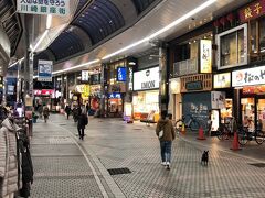 銀柳街と道路を挟んで繋がってるように見えるのは別の商店街で、川崎銀座街といいます。