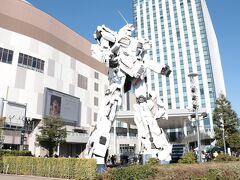 外にはガンダムの展示も。