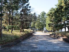 そのまま南下し潮風公園側へ。こちらは緑豊かな公園となっており観光客よりも近隣住民の方らしき姿が目立ちました。