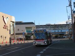 古河駅と路線バス。
