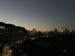 2022後半は大手町周辺に出没する事が多かったのですが、
年末にも、家族行事で大手町三連泊することになりました。
今回のお宿はKKRホテル東京
冬の晴れの日が続く時期、都会の絶景を見れて、お得感あるホテルでした。
一日目は夜遅く到着して、早朝
部屋からの眺望　朝６時過ぎ
皇居のお堀もまだ見えませんが、東の空は明けてきました。

