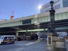 もうすぐ、この高架もなくなるのですね~
あるとうっとうしいけど、無くなるとちょっと寂しいかも・・
高度経済成長始まりの証のような高架が無くなると、違う時代って気分になりそう。
未来的景色にどんどん変わっていくのですね~