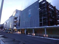 青森駅に到着。

あれ？青森駅ってこんなのだっけ？
「あおもり駅」の看板は？

青森駅は、2021年に現在の新しい橋上駅に生まれ変わったそうだ。

「こんなの青森駅じゃない。おれの知ってる青森駅じゃな～い」