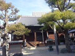 本興寺（本堂ー１８２２年に焼失し、１８２７年に再建された。）１４２０年、創建の日蓮宗です。開基は日隆上人です。法華宗の四大本山の一つです。１６１７年に現在地に移る。方丈・開山堂・三光堂が重文です。