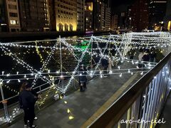 橋の上から、リバーサイドイルミネーションを眺め、