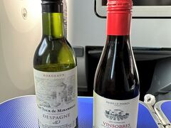全日空NH673便（東京・羽田空港発 ― 広島空港着）の
ANAプレミアムクラスでいただいたアルコールの写真。

スパークリングワインの次は、白ワインと赤ワインをいただきます (^^♪

＜白ワイン＞
〇 シャトー・トゥール・ド・ミランボー
　（Chateau Tour de Mirambeau）

フランス・ボルドー産の白ワイン（ソーヴィニヨン・ブラン、セミヨン、
ミュスカデル）。

＜赤ワイン＞
〇 ファミーユ・ペラン ヴァンソーブル・レ・コルニュ
　（Famille Perrin Vinsobres Les Cornuds）

フランス産の赤ワイン（グルナッシュ、シラー）。