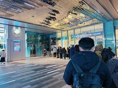 品川駅から山手線で渋谷駅へ。
あっという間に目的地のスクランブルスクエア到着！
うわーっスゴイ人∑(ﾟДﾟ)
まだオープン前で、スカイデッキの入場口へはこのエレベーターでしか行けないそうです。