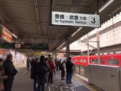 金山駅で乗り換え、赤い電車は名鉄。青春18きっぷはJR在来線乗り放題。特急とかはダメです