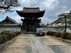 東福寺駅に到着して、最初に目に入ったのは万寿寺というお寺でした。