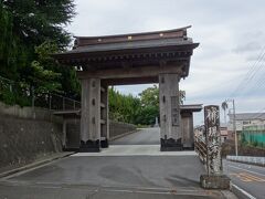 市役所の裏から街へ降りていきます。
市役所の並びに大きなお寺。
佛現寺。