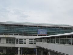 那覇空港駅から空港ターミナルに移動します。