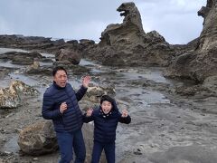 ゴジラ岩。雪まじりの海からの強風、痛い！極寒！！