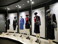 美味しいお店を横目に、まだおなかがすかないので、「エアポートヒストリーミュージアム」を見学。
やはりJALの制服を見ると『スチュワーデス物語』を思い出す世代です。。笑