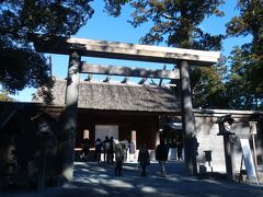 伊勢市の中心部、高倉山を背にして鎮まります豊受大神宮（とようけだいじんぐう）は、豊受大御神（とようけのおおみかみ）をお祀りしています。豊受大御神は内宮の天照大御神のお食事を司る御饌都神みけつかみであり、衣食住、産業の守り神としても崇敬されています。（神宮HPより）