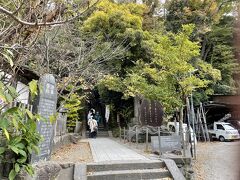 鶴岡八幡宮は人だらけだったので、翌朝再訪することとして、近くの法華堂跡まで歩いてきました。