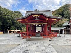 朝7:30ごろ。静かでゆっくり参拝できました。こちらは舞殿。