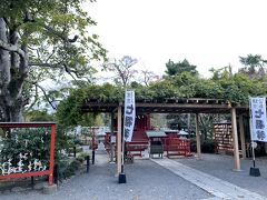 源氏池の島内にある神社。「政子石」もなでてきました。