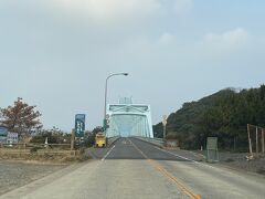 生月大橋です。
平戸といい、生月といい、橋がなければ、本当に孤島です。
長崎には島が多いとはいえ・・・。
でも、この橋があることで、とても便利です。
この橋がなかった頃は、フェリーで往来していたようです。