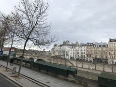 パリ最古の橋のようです。