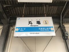 予讃線丸亀駅。
琴平駅に向かう。
