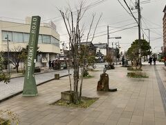 駅へ駆け足で戻りますが、せっかくなので寄り道して水木しげるロードを歩きます。