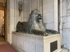 日本橋三越本店の入口にあるライオン像。