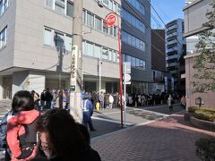 日本橋七福神めぐり、最後に向かったのは小網神社。なぜかここだけ大行列。銭洗い弁天があるから？それともテレビか何かで紹介されたんでしょうか。