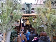 御朱印を貰う方と参拝だけする方とに分かれて並び、15分ほどでようやく鳥居の前に。こちらは稲荷神を主祭神としており、福禄寿と弁財天も祀られています。