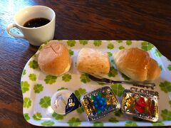 はい、朝食。この宿泊料金で朝食が含まれていることが、すばらしい。パンも結構美味しいし。