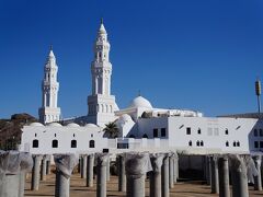 アルキブラタインモスク Masjid Al Qiblatayn。ここはメッカへ向けて(エルサレムから方向を変えて)祈る様に預言者ムハンマドがお告げを受けた場所と言われています。イスラム教徒がメッカに向けて祈る起源となった場所です。