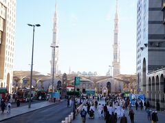 そのビル街の先に、預言者のモスク Al Masjid an Nabawi が見えてきます。いよいよメディナ聖地の核心部に近づきます。