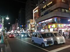 次に新大久保へ行きます。
大久保通りを東新宿駅方面に歩きます。
前の週に韓国に行っていたのにコリアタウンに行く男。