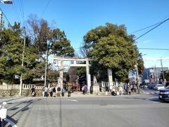 番場通りは、レトロ建築が多く見てるだけで楽しく、あっという間に神社に到着♫